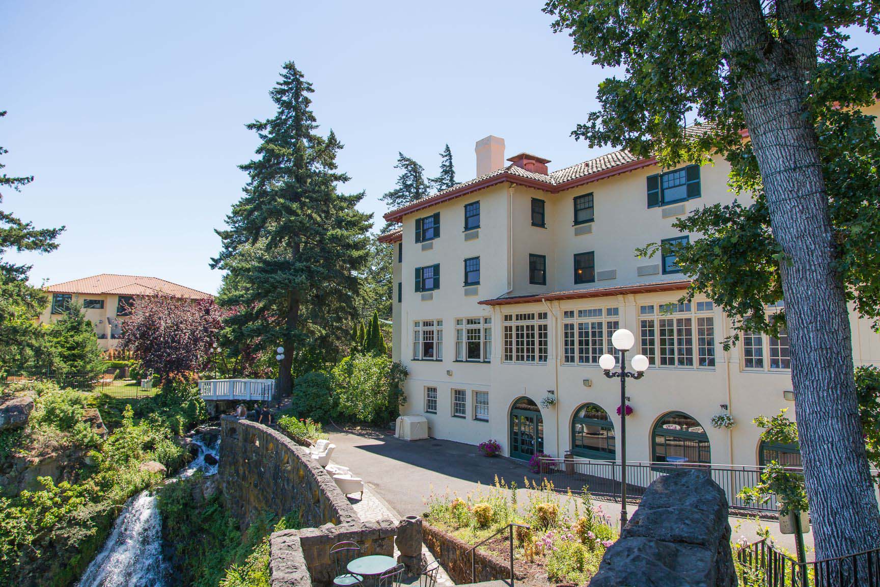 Back of Hotel with Waterfall - Grocapitus